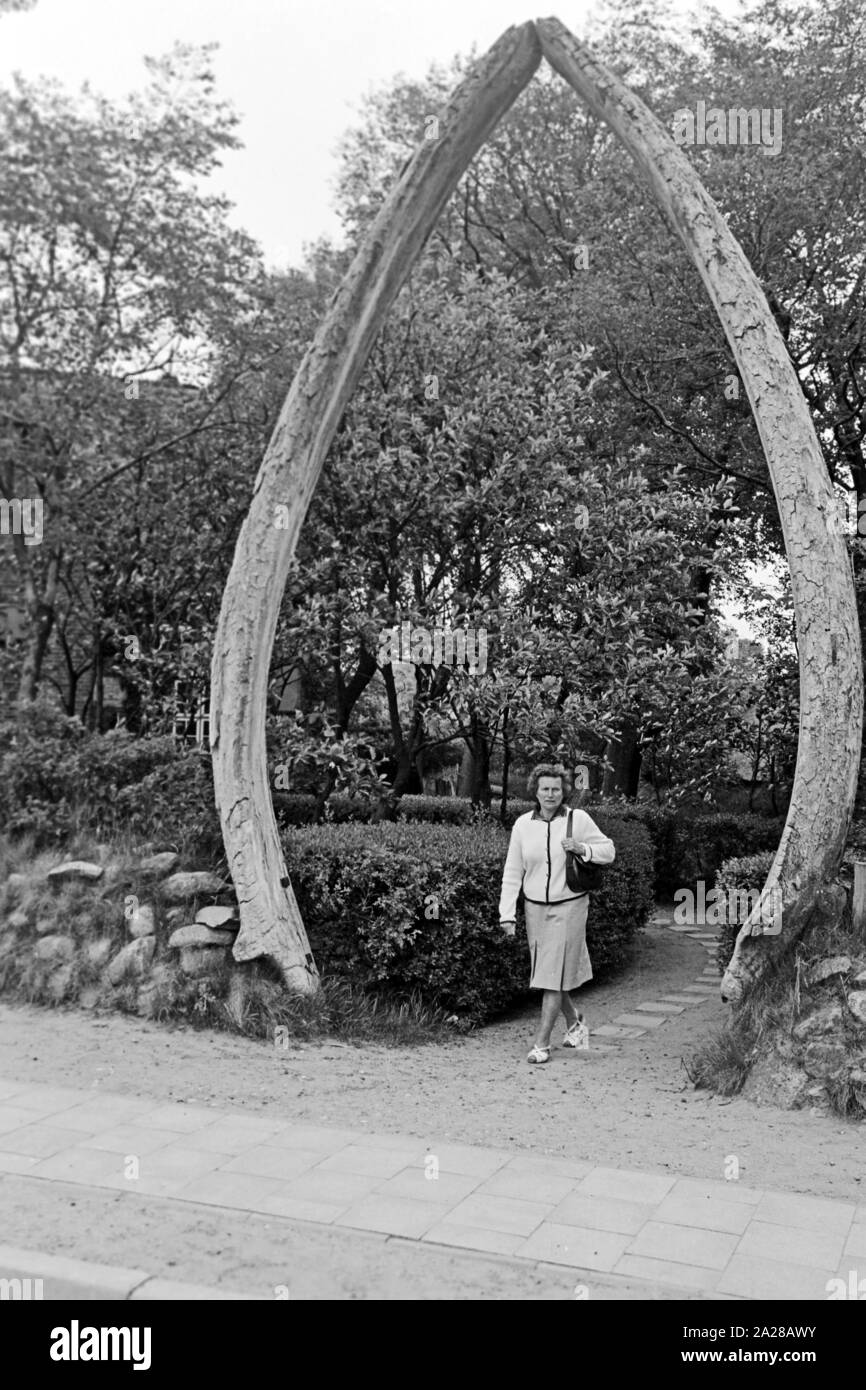 Eine Frau E Zum Eingang Des Vorgartens Mit Walrippenknochen Auf Der Insel Fohr Deutschland 1960er Jahre