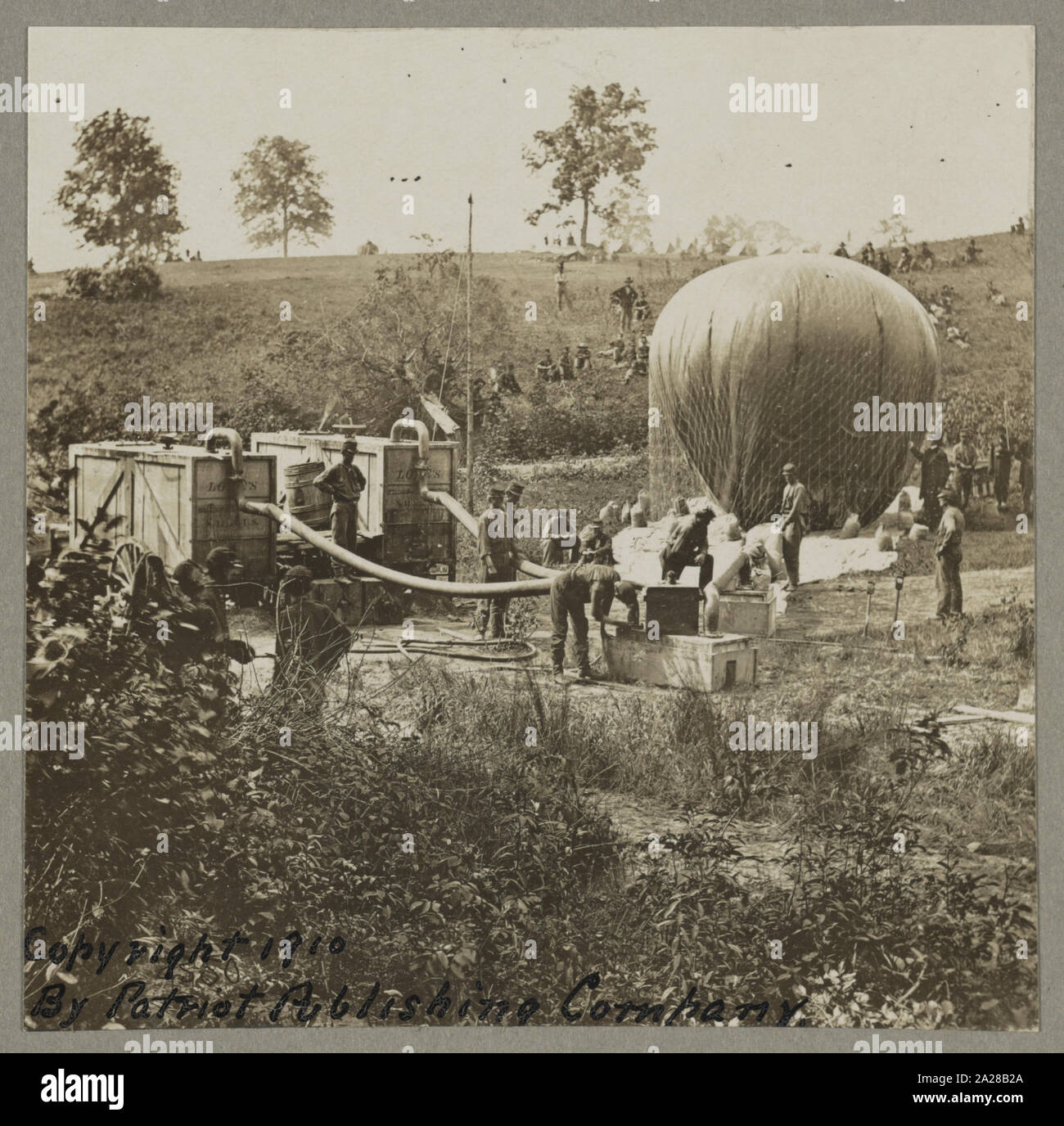 Professor Lowe's militärische Ballon in der Nähe von Gaines Mill, Virginia; Inflation des Ballons Intrepid der Schlacht von Fair Oaks ausgekundschaftet habe; Lowe, nicht sichtbar auf diesem Bild, steht auf der rechten Seite des Ballons.; Stockfoto