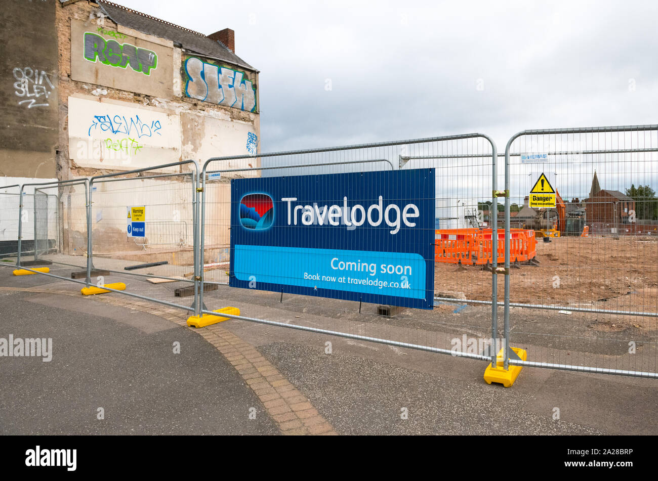 Eingezäunt Baustelle für eine neue Travelodge hotel in Mansfield, Nottinghamshire, England, UK. Stockfoto
