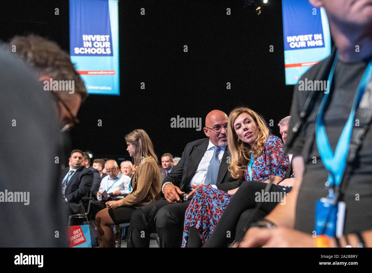 Manchester, Großbritannien. 30. September 2019. Premierminister Boris Johnson's Freundin Carrie Symonds Uhren Kanzler der Konferenz Rede der Staatskasse Sajid Javid. Die Konservative Partei ist das Hosting seiner jährlichen Parteitag der Konservativen Partei in Manchester City inmitten einer konstitutionellen Krise um Brexit. Credit: Benjamin Wareing/Alamy leben Nachrichten Stockfoto