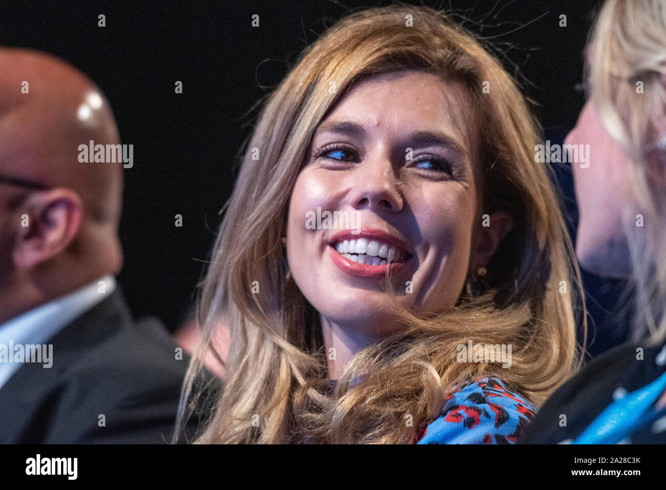 Manchester, Großbritannien. 30. September 2019. Premierminister Boris Johnson's Freundin Carrie Symonds Uhren Kanzler der Konferenz Rede der Staatskasse Sajid Javid. Die Konservative Partei ist das Hosting seiner jährlichen Parteitag der Konservativen Partei in Manchester City inmitten einer konstitutionellen Krise um Brexit. Credit: Benjamin Wareing/Alamy leben Nachrichten Stockfoto