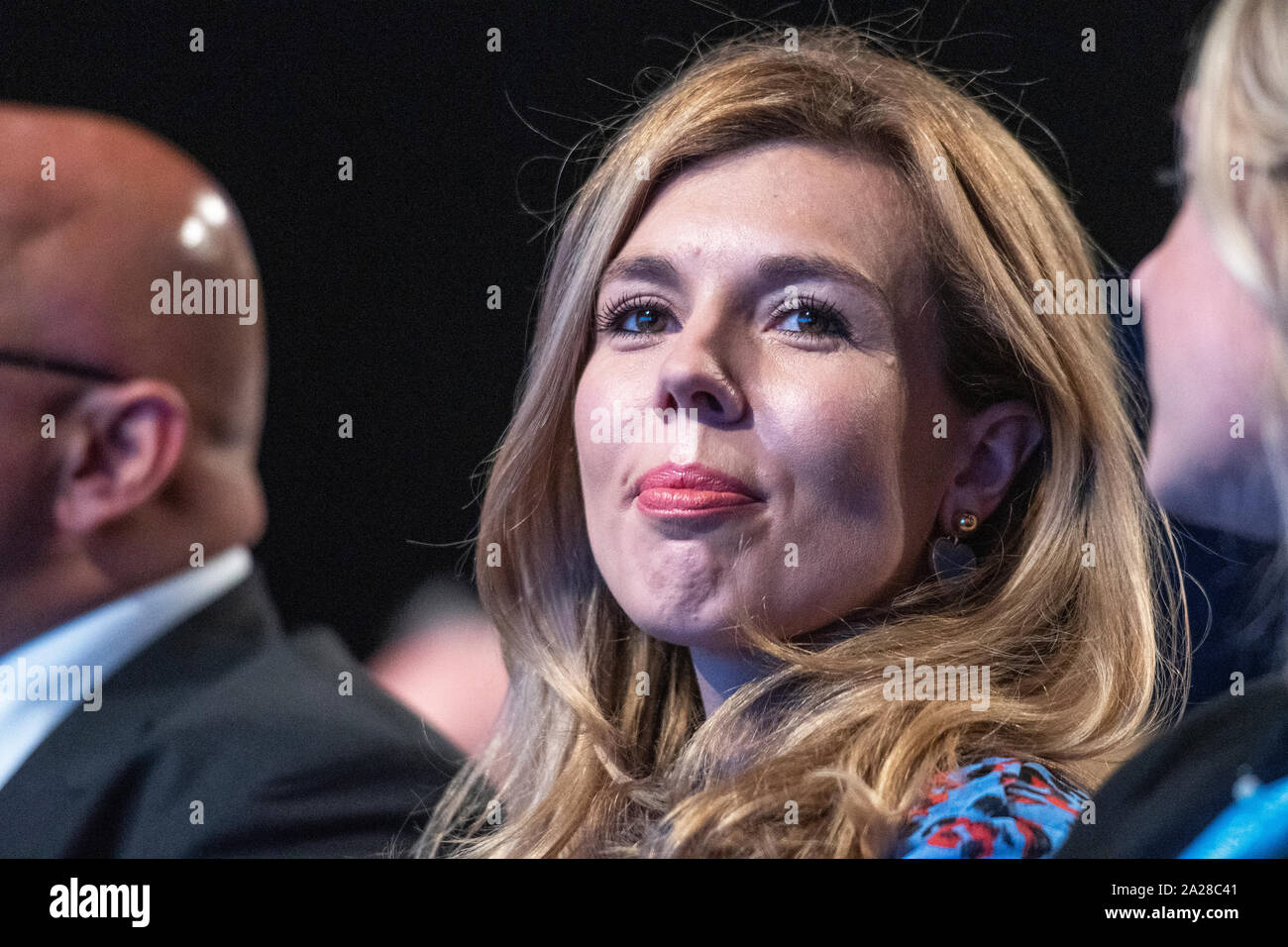 Manchester, Großbritannien. 30. September 2019. Premierminister Boris Johnson's Freundin Carrie Symonds Uhren Kanzler der Konferenz Rede der Staatskasse Sajid Javid. Die Konservative Partei ist das Hosting seiner jährlichen Parteitag der Konservativen Partei in Manchester City inmitten einer konstitutionellen Krise um Brexit. Credit: Benjamin Wareing/Alamy leben Nachrichten Stockfoto