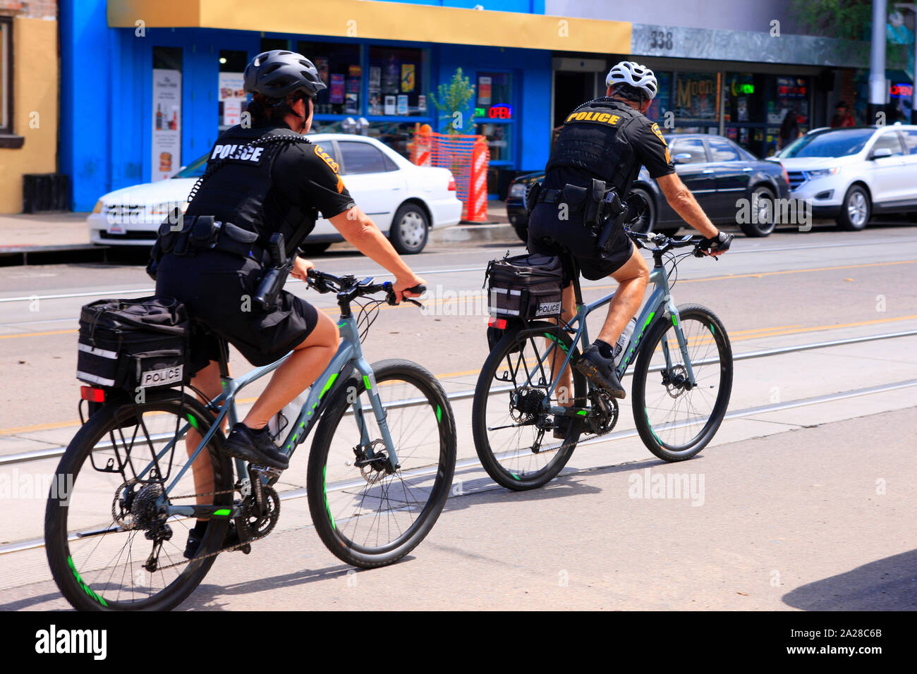 Zwei Polizisten auf dem Fahrrad entlang der 4th Ave in Tucson AZ Stockfoto