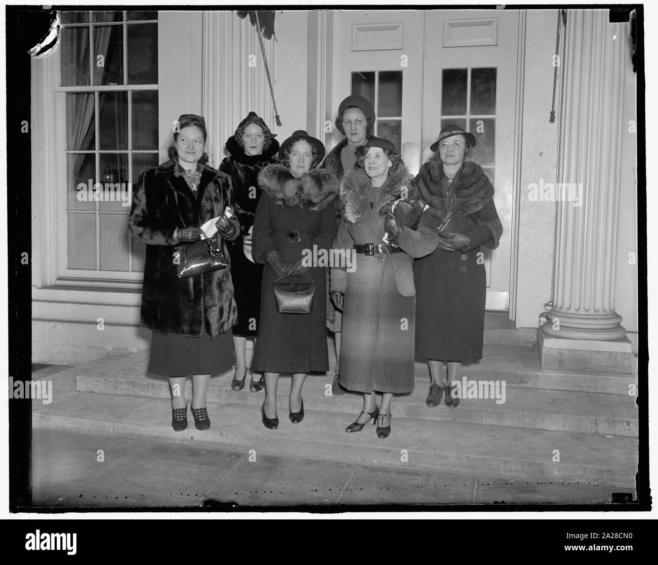 Protest gegen Präsident auf japanische Seide Boykott. Washington, D.C., 31.01.28. Nach einer Parade zum Weißen Haus aus Protest gegen die japanische Seide Boykott diese Mitglieder der Amerikanischen Vereinigung der Strumpfwaren Arbeitnehmer ein Anti-boykott Gedenkstätte für Präsident Roosevelt vorgestellt. Nach rechts: Lillian... earer, Lucille Zahlen, Teresa Motz, Clare Schutt, ... ide Omlor, Ethel Gillies, 1/28/38 Links Stockfoto