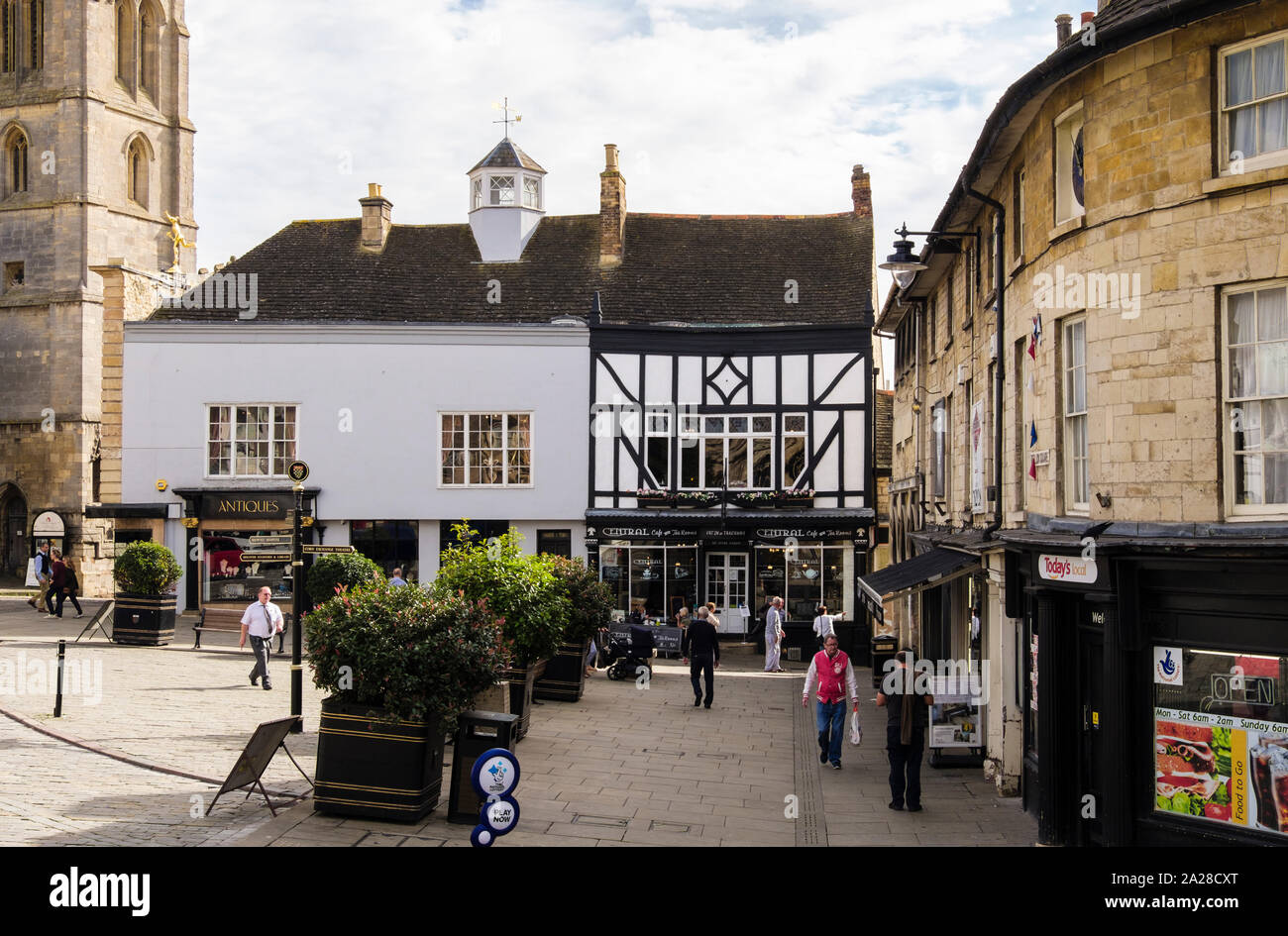 Alte Kalkstein Gebäude mit Geschäften und Cafe um Red Lion Square, Stamford, Lincolnshire, England, Vereinigtes Königreich, Großbritannien Stockfoto