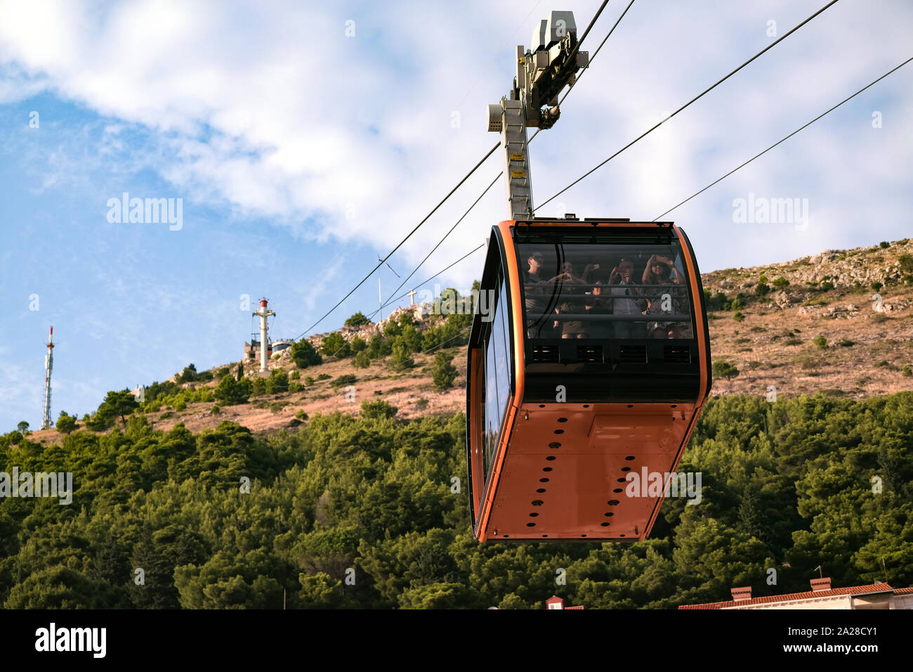 Eine Seilbahn Kabine näherte sich der unteren Station in der Altstadt von Dubrovnik. Berg Srd ist im Hintergrund mit Kabel bis an die obere Station gezeigt Stockfoto