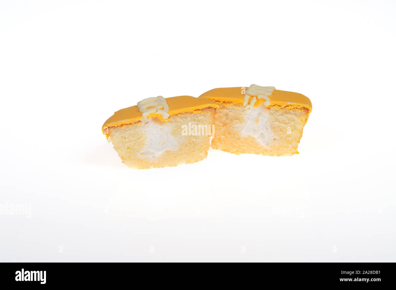 Hostess Frosted Orange Aroma Creme gefüllt Cupcake halbiert Stockfoto