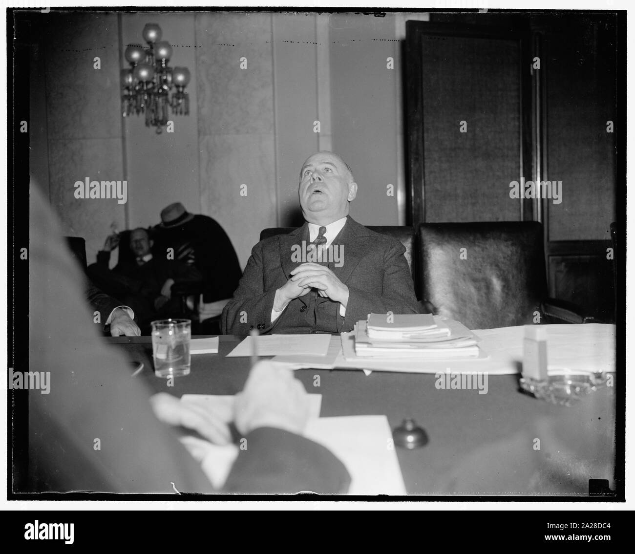 Öffentlichen Straßen Chief tastet nach Antworten. Washington, D.C., 24.02.24. Thomas H. McDonald, Leiter des Büros für öffentliche Straßen, Abteilung Landwirtschaft, schien heute tappen für die Antworten auf Fragen, die ihm vom Senat Banken und Währung Unterausschusses. Erste Zeuge vor dem Ausschuss Lager auf der Bulkley Bill für $ 6,000,000,000 System der Autobahnen in den USA, durch Mautgebühren finanziert, McDonald erklärt, dass Mautsysteme erwiesen hatte erfolglos als Mittel zur Finanzierung des europäischen Autobahnen. Gleichzeitig sagte er: Aufgrund der unterschiedlichen Bedingungen gibt es nichts zu Indic. Stockfoto