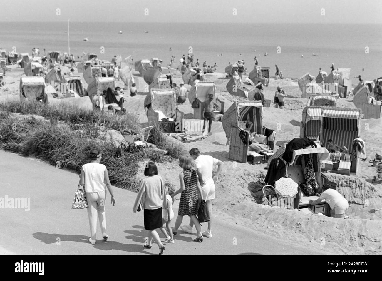 Sommerferien am Strand der Nordsee, Deutschland 1960er Jahre. Urlaub am Strand der Nordsee, Deutschland der 1960er Jahre. Stockfoto