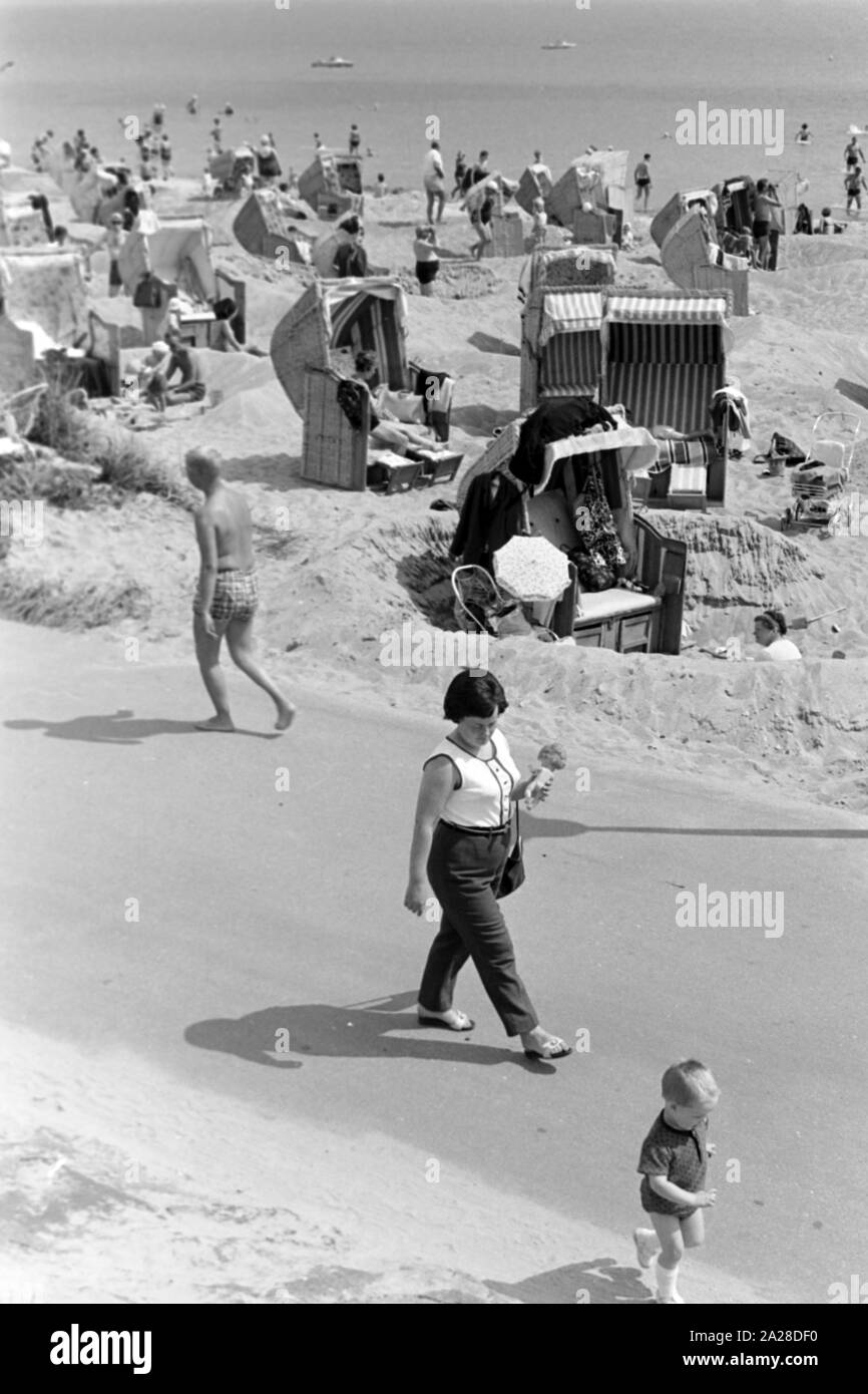 Sommerferien am Strand der Nordsee, Deutschland 1960er Jahre. Urlaub am Strand der Nordsee, Deutschland der 1960er Jahre. Stockfoto