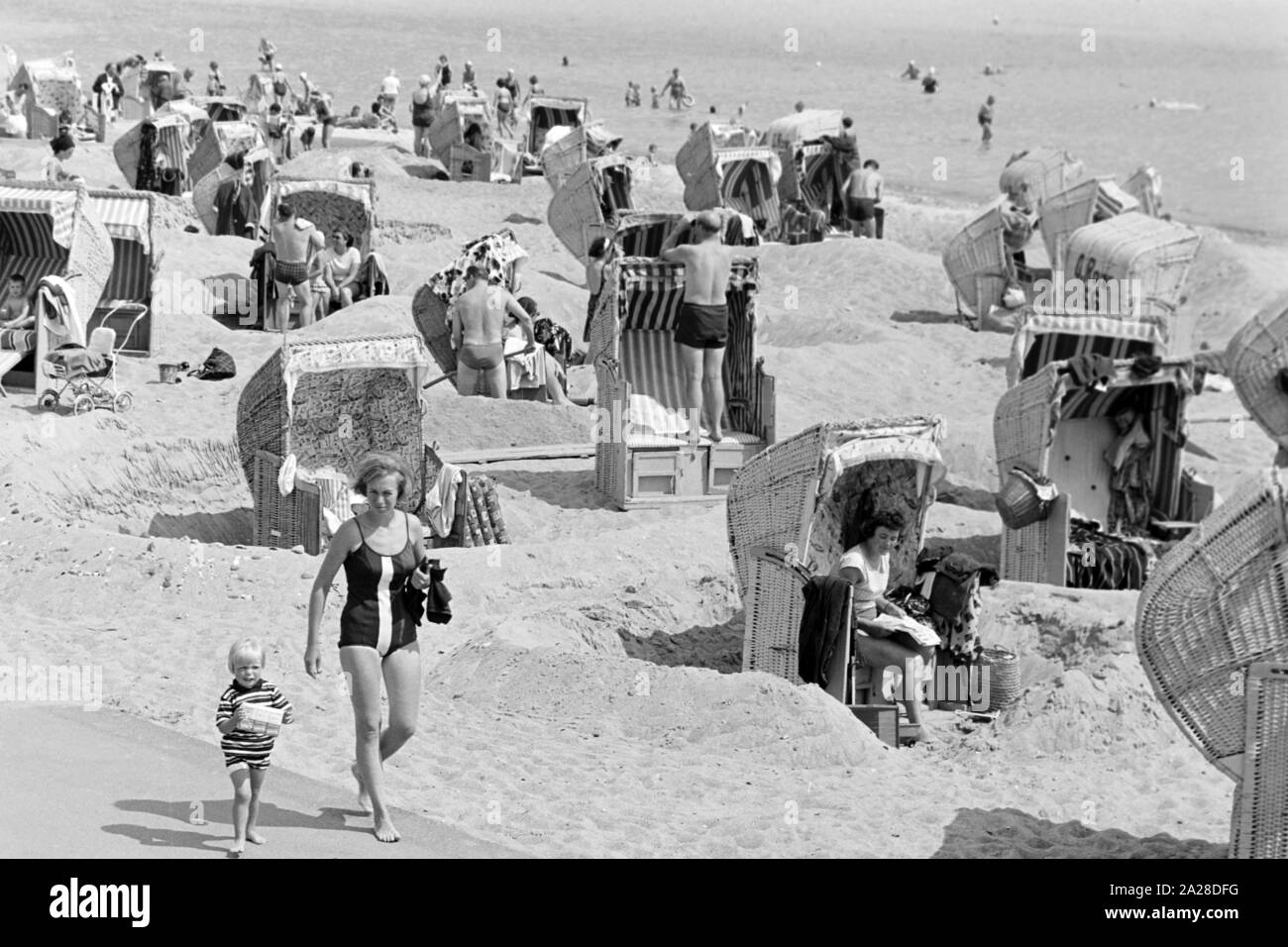 Sommerferien am Strand der Nordsee, Deutschland 1960er Jahre. Urlaub am Strand der Nordsee, Deutschland der 1960er Jahre. Stockfoto