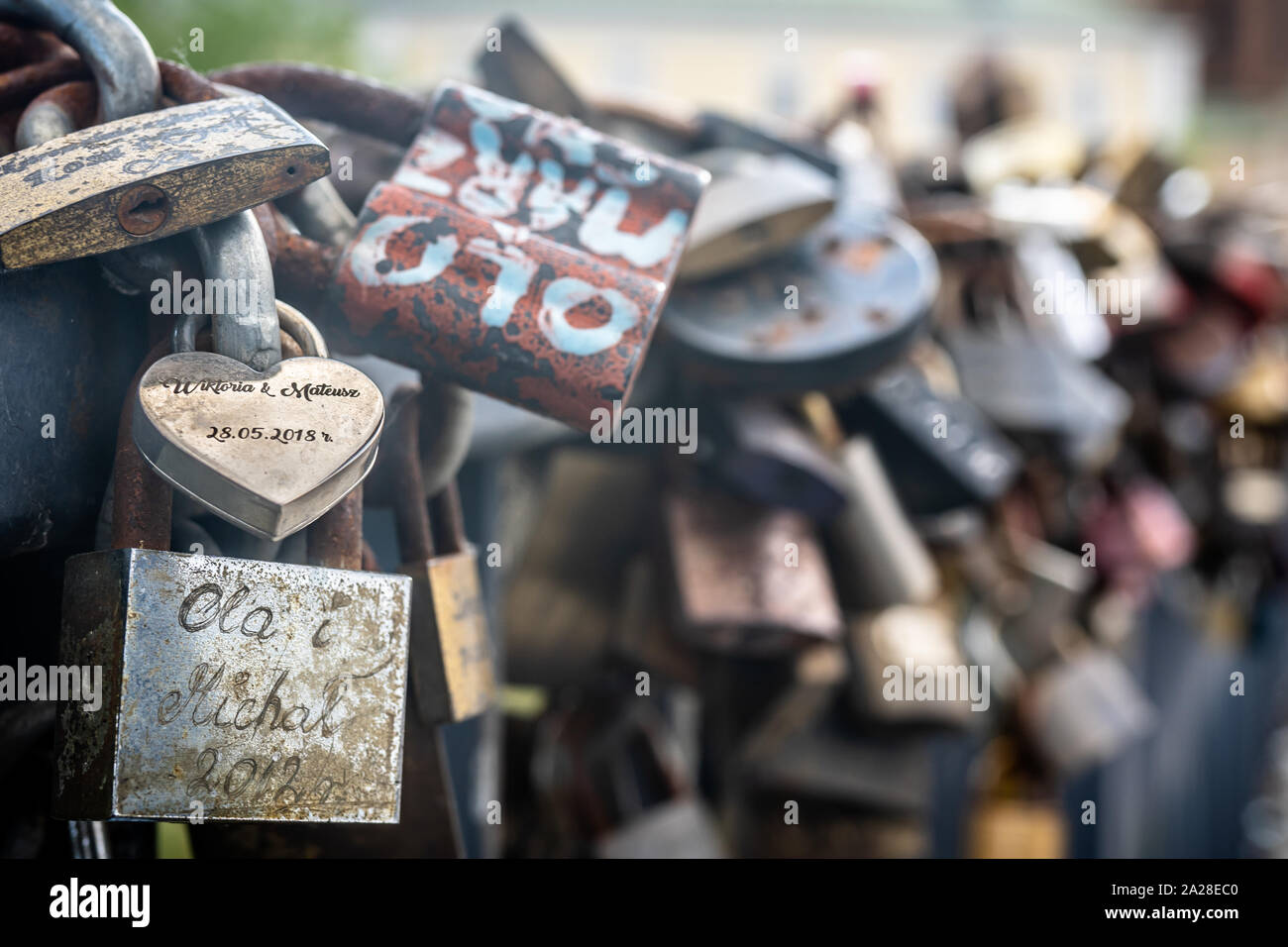 Ein Haufen rostigen Liebe Vorhängeschlösser an der Brücke befestigt. Stockfoto