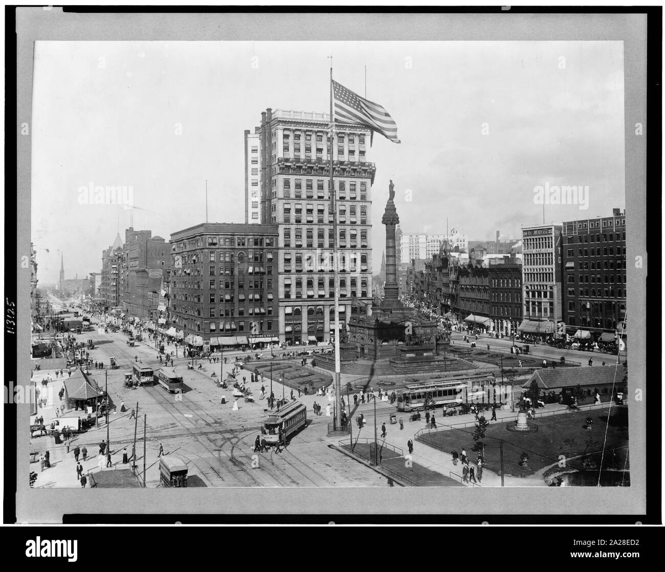 Öffentlicher Platz mit Denkmal, Kaufhäuser, Banken, Trolley Autos, Fußgängern, die in Cleveland, Ohio Stockfoto
