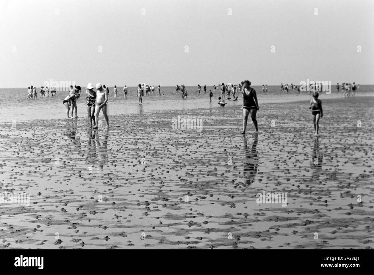 Menschen beim Strandvergnügen in Büsum, Deutschland 1960er Jahre. Menschen Spaß am Strand in der Nähe des Buesum, Deutschland der 1960er Jahre. Stockfoto