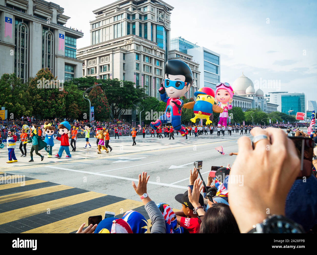 Die 2019 Malaysia National Day Parade startete mit sechs Kontingente als das Hauptthema. Die riesige Menschenmenge zu sehen, die Parade in Putrajaya, Malaysia. Stockfoto