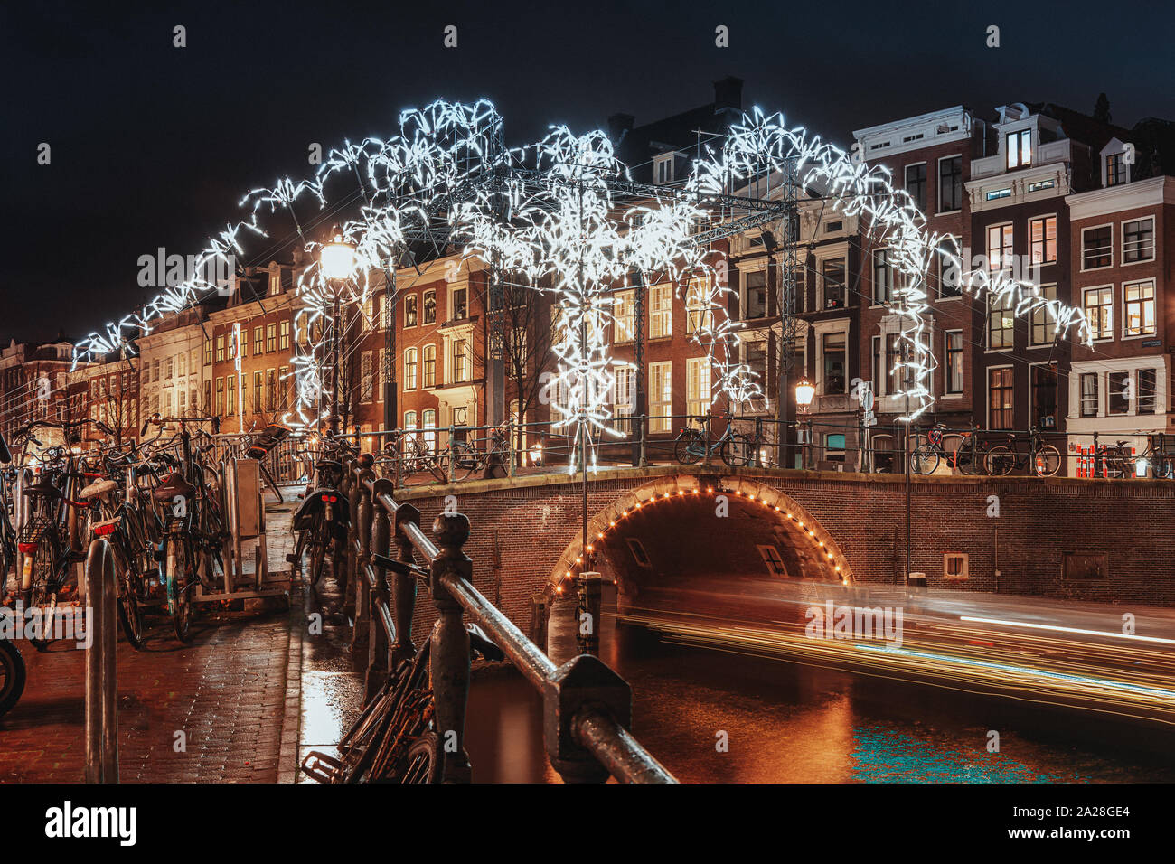 Amsterdam, Niederlande, 14. Januar 2019: Licht Festival Amsterdam, riesige Spinne des weißen Lichts über eine Brücke auf die Herengracht in der Altstadt o Stockfoto