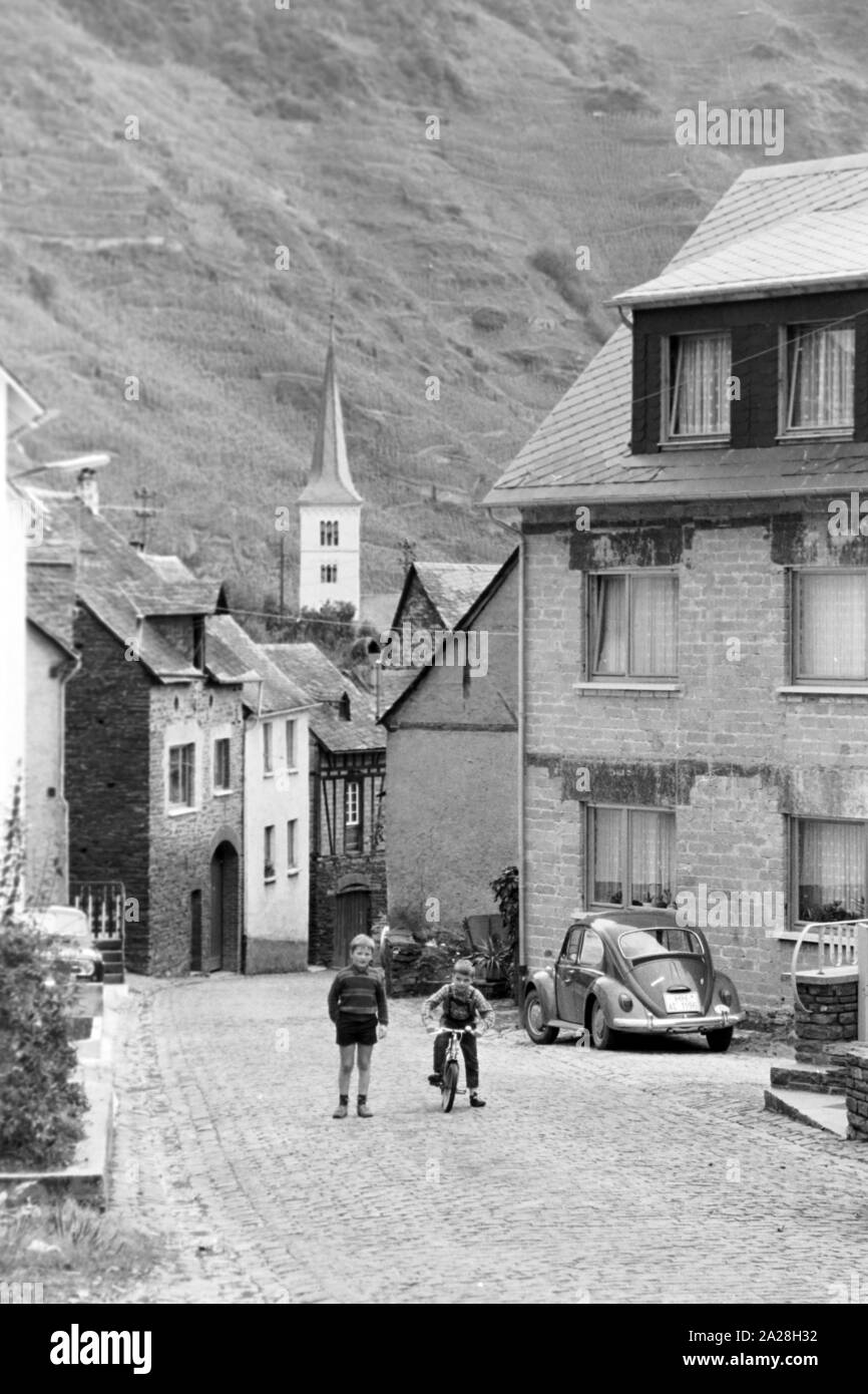 Zwei kleine Jungen in einer Gasse in der Ortschaft Bremm an der Mosel, Deutschland 1968. Zwei kleine Jungs in einer kleinen Gasse im Dorf Bremm auf Mosel, Deutschland 1968. Stockfoto