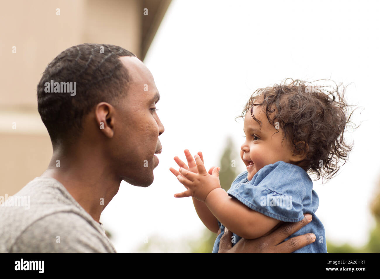Vater sein kleines Mädchen. Mischlinge Familie. Stockfoto