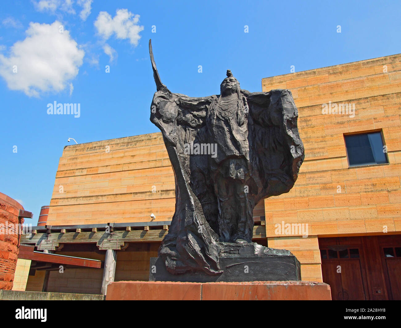 Bronze mit dem Titel "Gruß" an der Catherine und Robert Turner Hof Eingang von Eiteljorg Museum, Indianapolis, Indiana, USA, Juli 27, 2019, © Kat Stockfoto