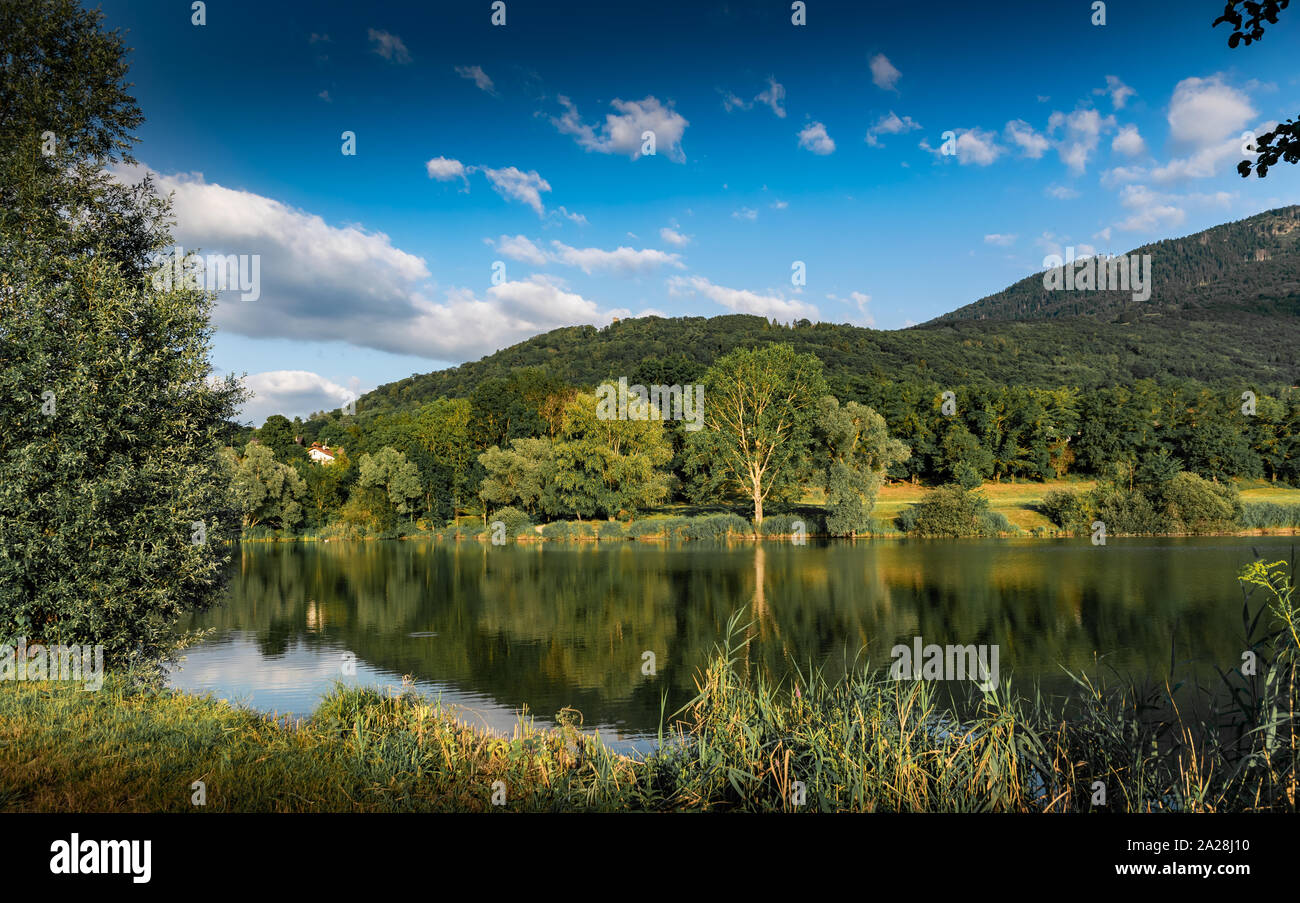 Blick auf den See, Wald, Berge und blauer Himmel mit Wolken, Schwerpunkt in der Mitte des Bild. See Machilly. Stockfoto