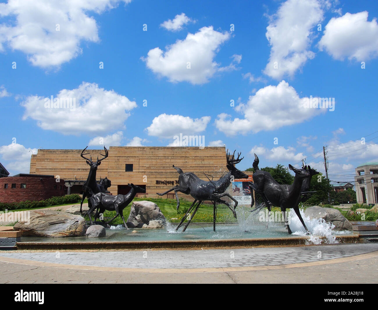 Whitetail Deer Bronze Skulptur im Richard & Billie Lou Holz Brunnen am Eingang des Eiteljorg Museum, Indianapolis, Indiana, USA, 27. Juli Stockfoto
