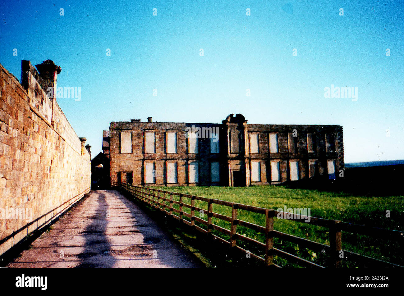 Ein Vintage snapshot Foto in Whitby, North Yorkshire, zeigt die Ruinen von Abbey House (alias Whitby Hall, die Abbots House oder der Festsaal). 1997 fotografierte, bevor es in ein Museum, touristische Besucherzentrum und YHA (Jugendherbergen) Hostel saniert wurde. Stockfoto