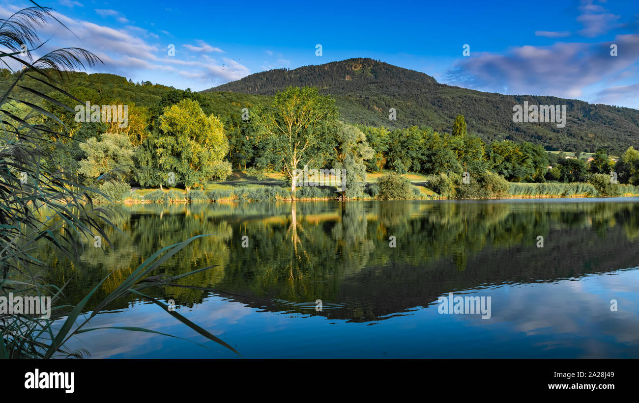 Blick auf den See, Wald, Berge und blauer Himmel mit Wolken, Schwerpunkt in der Mitte des Bild. See Machilly. Stockfoto