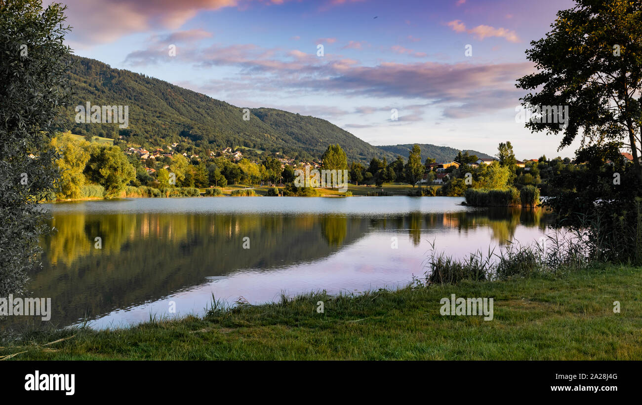 Landschaft, der See, die Berge, Vegetation, Dorf und blauer Himmel mit weißen Wolken, Schwerpunkt in der Mitte des Bild. See Machilly. Stockfoto