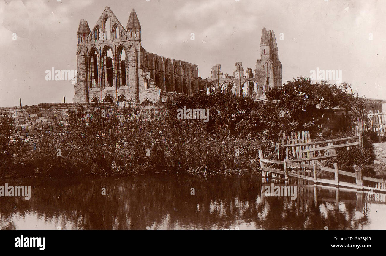 Eine alte sepia Postkarte übersicht Whitby Abbey aus dem Norden mit der Alten (2.) Abtei Fischteich im Vordergrund (jetzt). Zwischen dem Teich im Bild und die Abtei (und seiner jetzigen Teich) ist der heutige Hawsker Straße von Whitby, die zu der Abtei, Pfarrkirche, Jugendherberge und die 199 Schritte. Stockfoto