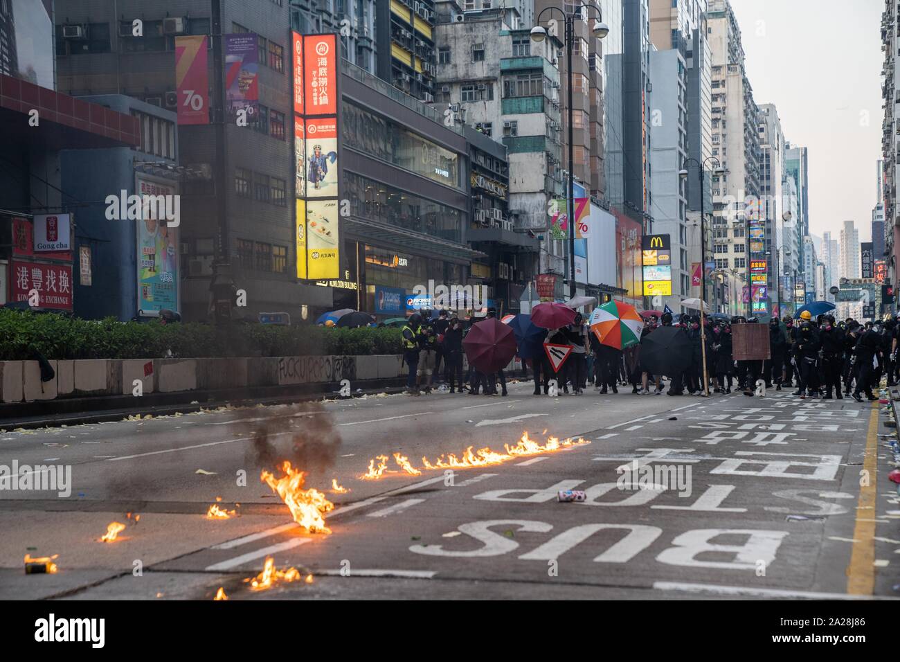 Die Demonstranten werfen Benzinbomben in Richtung der Polizei während des Protestes. Eingabe der 18. Woche der Unruhen, die demonstranten am Morgen von Chinas nationalen Tag, den der 70. Jahrestag der Volksrepublik China feiert in diesem Jahr marschierten. Die Demonstranten skandierten Parolen und fuhr fort zu Fragen für die fünf Forderungen erfüllt werden. Die Demonstranten zu Zusammenstößen zwischen Polizei und wurden mit Gas, Gummigeschossen und Wasserwerfern und schließlich viele wurden festgenommen. Stockfoto