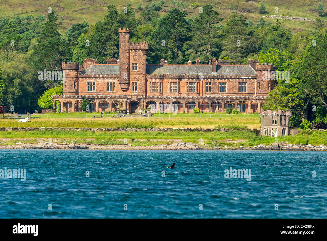 Kinloch Schloss auf der Insel Rum, kleinen Inseln der Inneren Hebriden in Schottland. Späten viktorianischen Herrenhaus erbaut von Sir George Bullough. Landschaft. Kopieren Sie Platz. Stockfoto