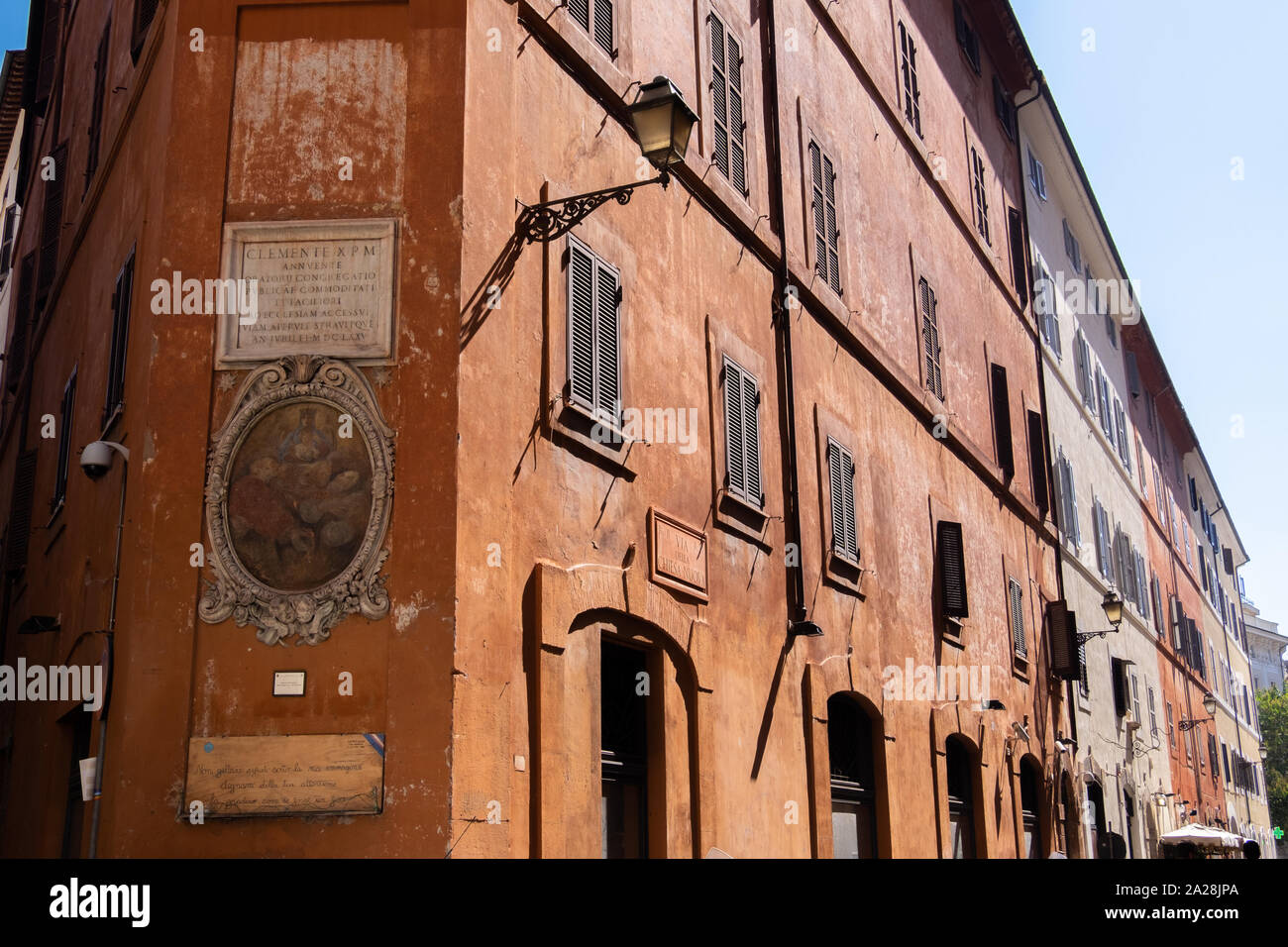 Teil einer großen Linie der schmalen hohen Straße Gebäude Verengung in einen abgetrennten, mit Plaketten in alten Terrakottafarbenen verwitterte Pflaster eingerichtet. Stockfoto
