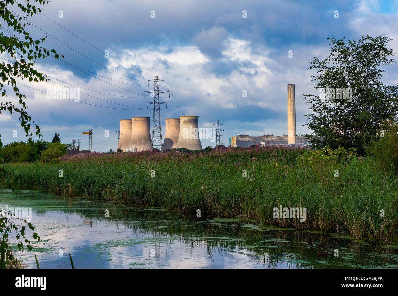 Fiddlers Ferry Power Station vom Trans Pennine Trail, St Helen's Canal, Gatewarth, Warrington gesehen Stockfoto