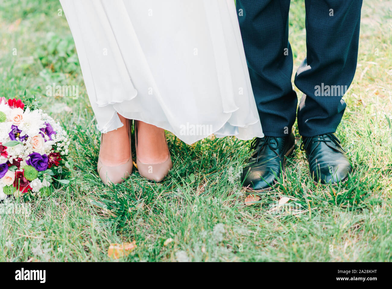 Cute 7/8 Bild von Schuhe Bräutigam und Braut gemeinsam auf dem Rasen. Stockfoto