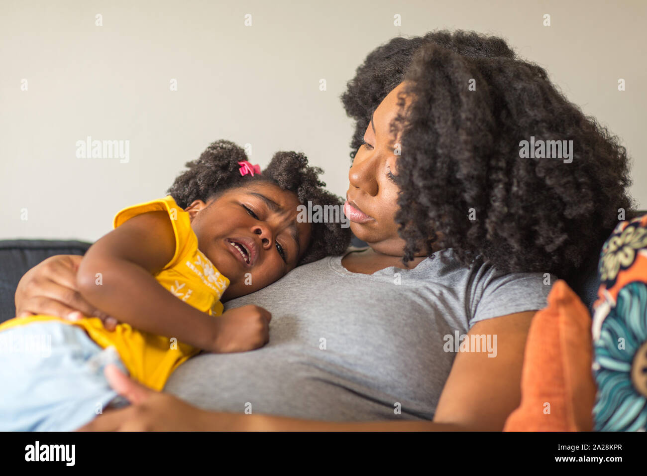 Afroamerikanische Mutter disziplinieren Elternschaft ihr junges Kind. Stockfoto