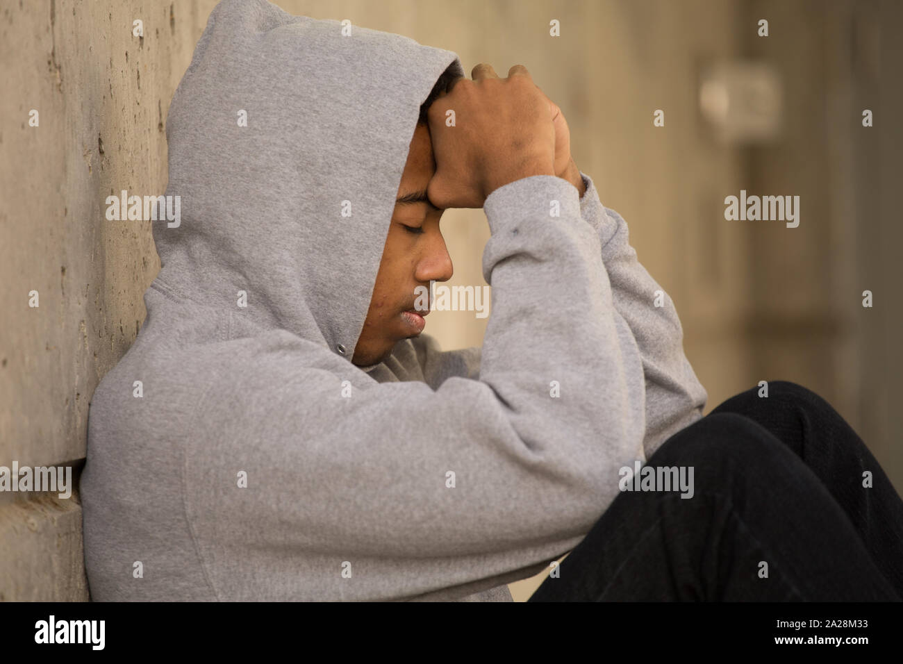 Afroamerikanischer junger Teenager, der sich deprimiert fühlt. Stockfoto