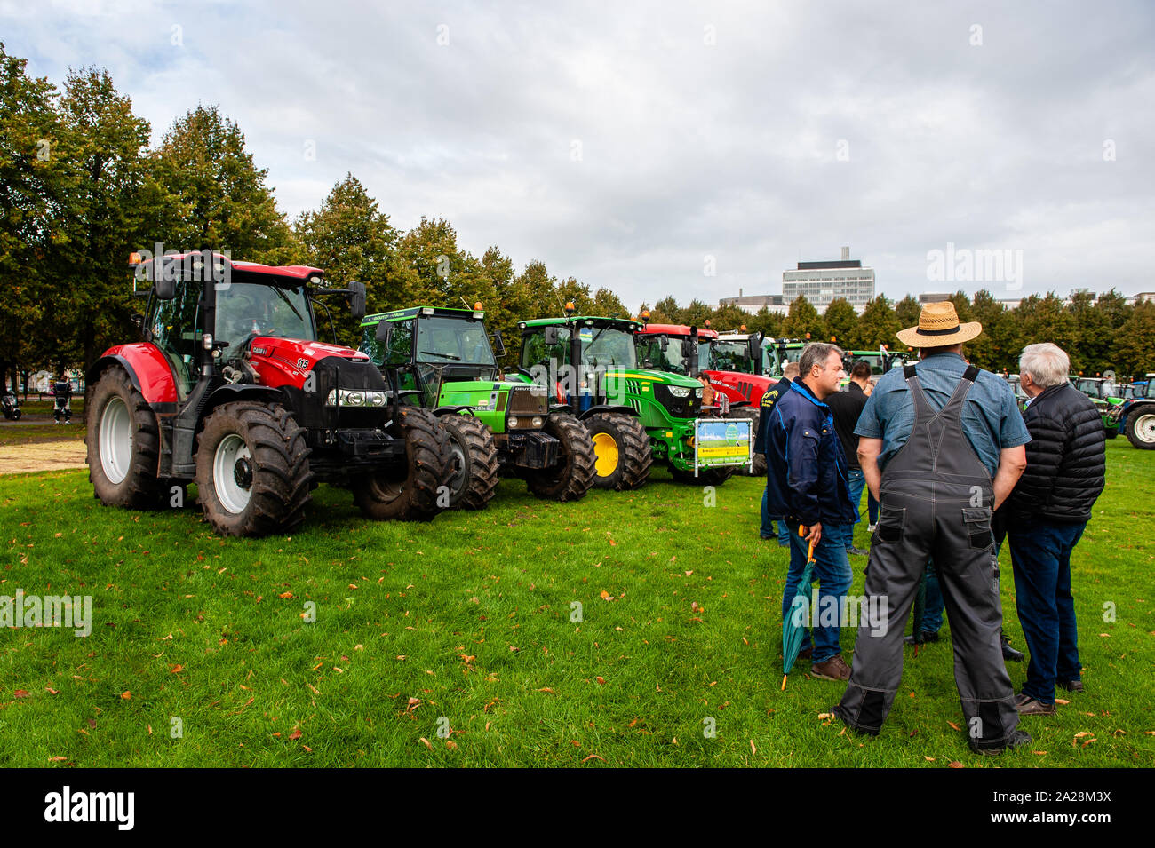 Traktoren während der Demonstration geparkt. Tausende von Bauern ihre Traktoren angekommen fahren nach Den Haag das oft negative Bild der Landwirte und ihrer Betriebe in den Medien von einigen Politikern dargestellt zu bekämpfen, und von Aktivisten. Die Bauern kamen aus allen Regionen in den Niederlanden eine Aussage über die aktuelle Politik zu machen in der Niederländischen Landwirtschaft. Stockfoto