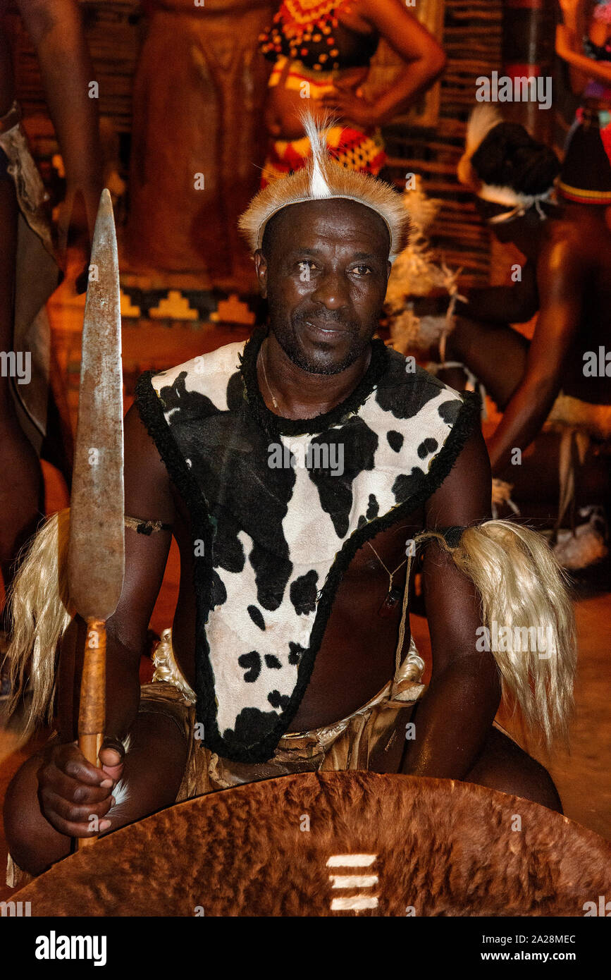Zulu Truppe führen Sie in traditioneller Kleidung an der Shakaland Zulu Cultural Village, Eshowe, KwaZulu-Natal, Südafrika Stockfoto