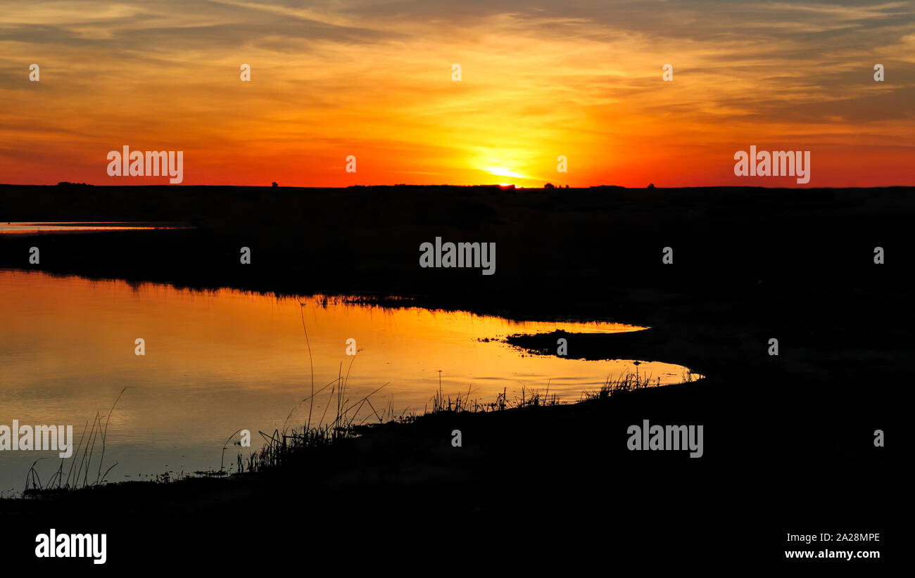 Sonnenuntergang mit Reflexion auf dem Fluss Stockfoto