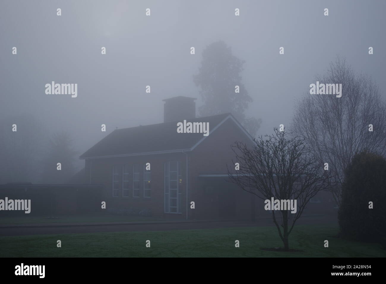 Exeter und Devon Krematorium Gebäude. UK. An einem nebligen Wintertag. Stockfoto