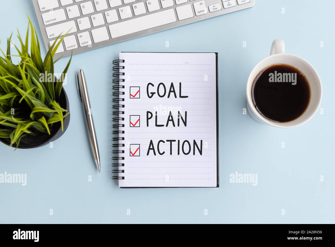 Text Ziel-, Plan- und Aktion auf Notepad, Ansicht von oben Büro Schreibtisch mit Computer Tastatur, Notepad, Kaffee, Stockfoto