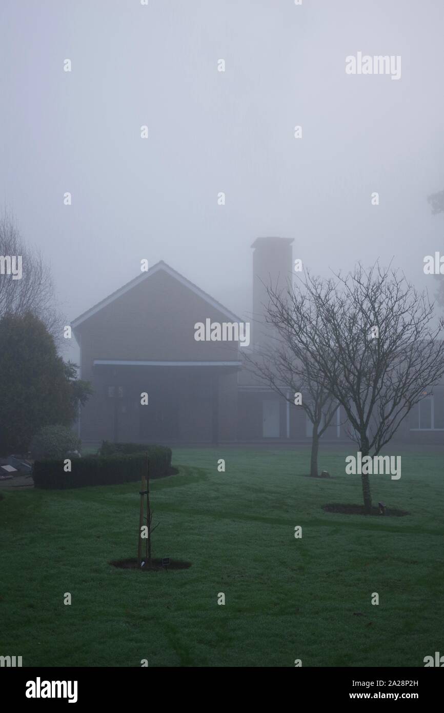 Exeter und Devon Krematorium Gebäude. UK. An einem nebligen Wintertag. Stockfoto