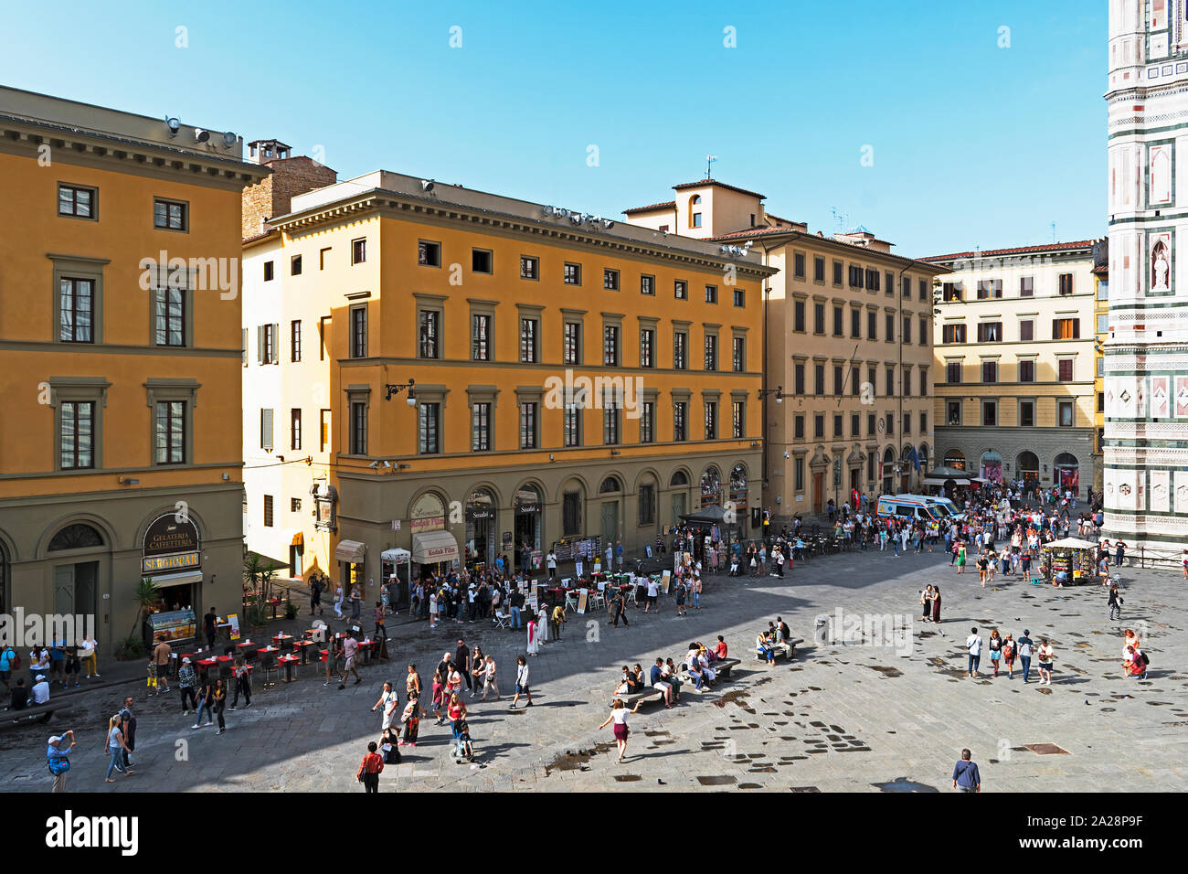Touristen auf der Piazza del Duomo in Florenz, Toskana, Italien. Stockfoto