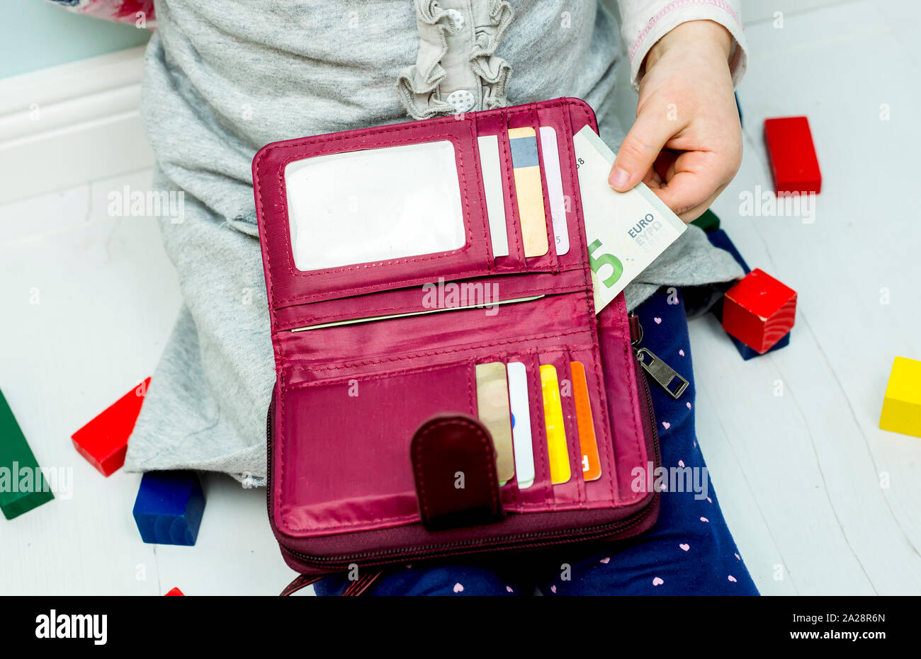 Junge erhält Zulage und Holding Geld. Kind hält Geld. Stockfoto