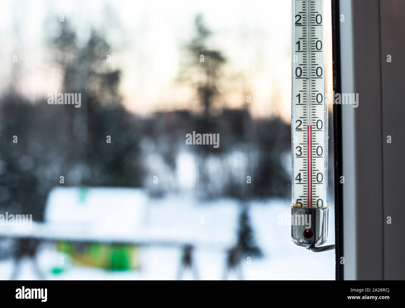 Kaeltewelle in Europa im Winter. Im alten Stil Außenthermometer zeigt -18 Grad kalt. Stockfoto