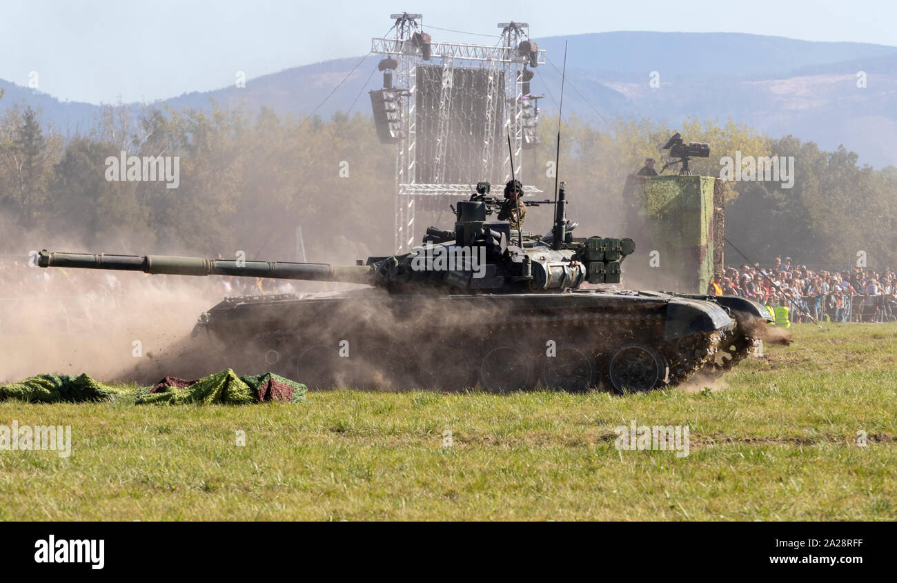 OSTRAVA, tschechische Republik - 22 September, 2019: NATO-Tage, Kampf um den Flughafen. Alte russische T-72 tank Geschwindigkeiten auf dem Schlachtfeld. Stockfoto