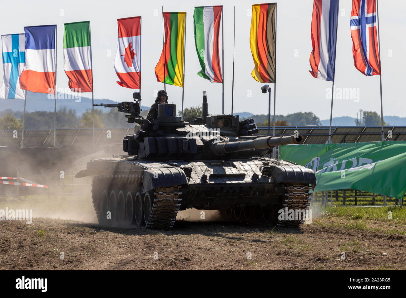 OSTRAVA, tschechische Republik - 22 September, 2019: NATO-Tage. Alte russische T-72 Panzer der tschechischen Streitkräfte fährt unter der Flagge der NATO-Staaten. Stockfoto
