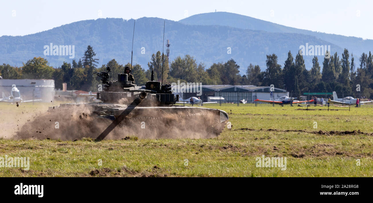 OSTRAVA, tschechische Republik - 22 September, 2019: NATO-Tage, Kampf um den Flughafen. Alte russische T-72 tank Geschwindigkeiten auf dem Schlachtfeld, durch einen Sturm folgte Stockfoto