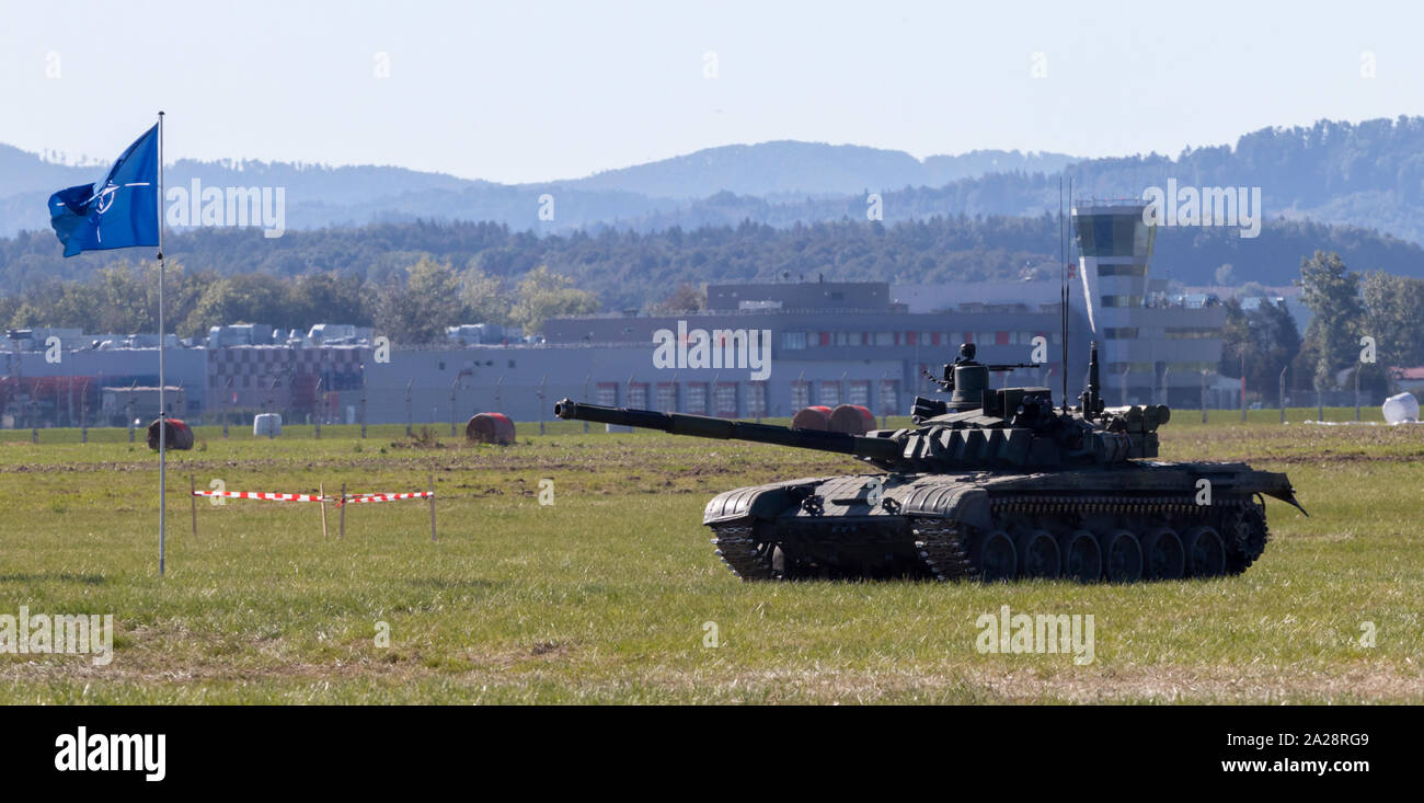 OSTRAVA, tschechische Republik - 22 September, 2019: NATO-Tage. Alte russische T-72 Kampfpanzer und NATO-Flagge auf dem Schlachtfeld. Stockfoto