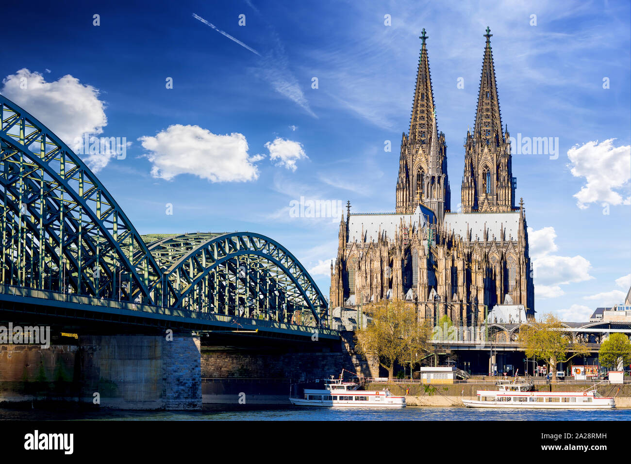 Kölner Dom an einem wunderschönen Sommertag mit blauen Himmel im Hintergrund Stockfoto
